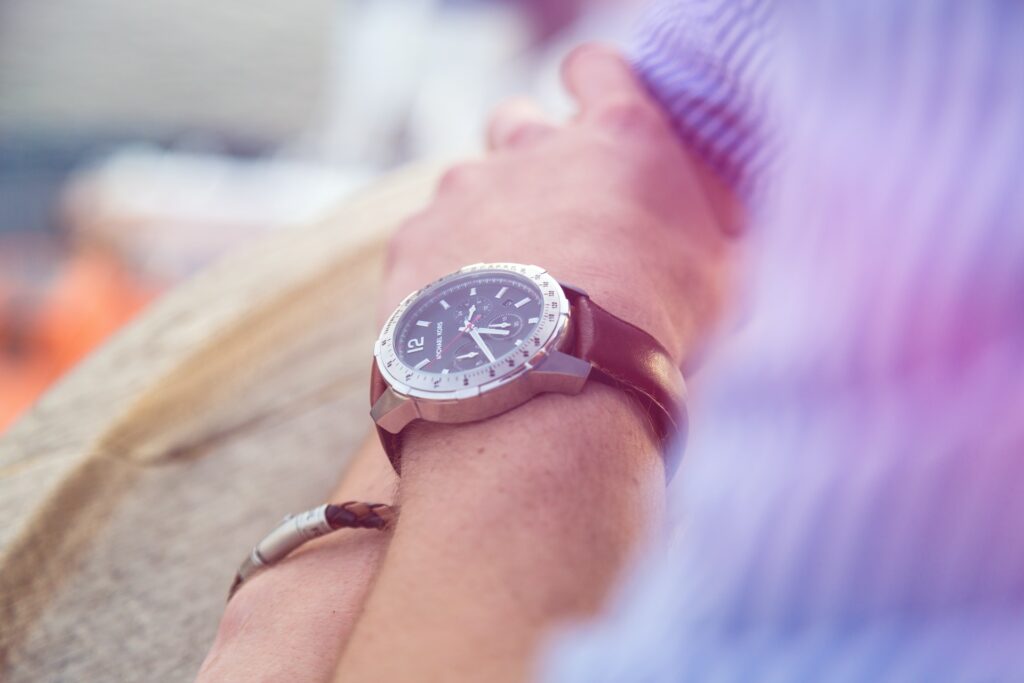 michael-kors-klokke-på-arm