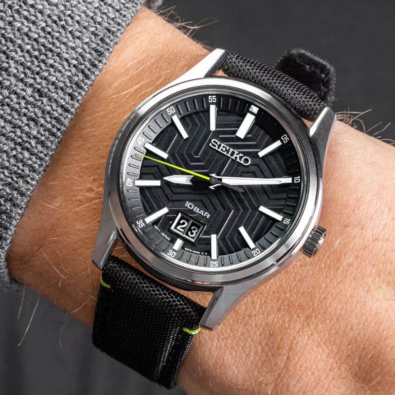 Seiko Classic på hånden forfra