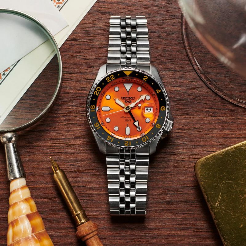 Seiko 5 Sports Automatic GMT på skrivebordet