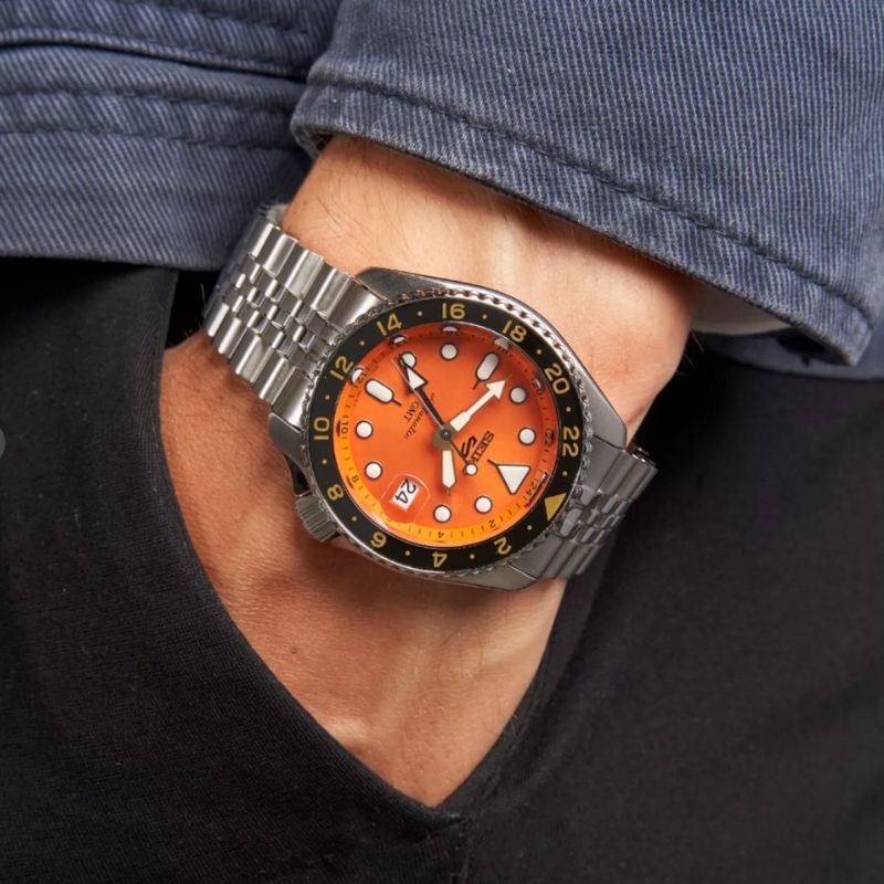 Seiko 5 Sports Automatic GMT på hånden i bukselommen