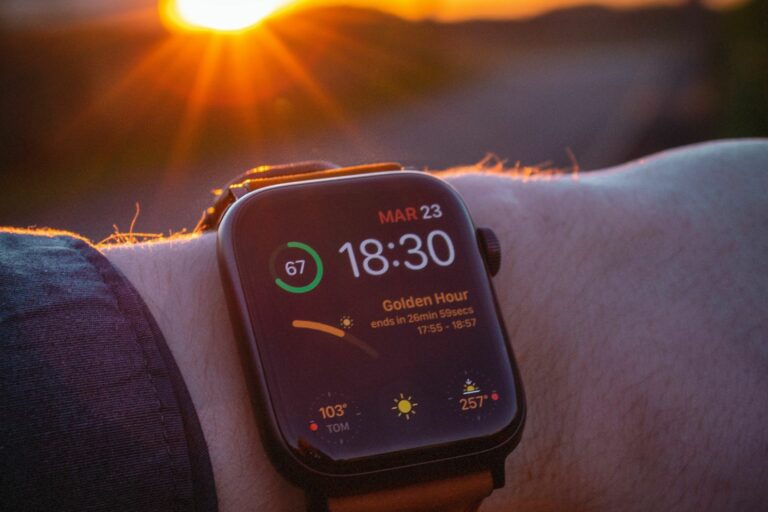 Apple Watch i solnedgang
